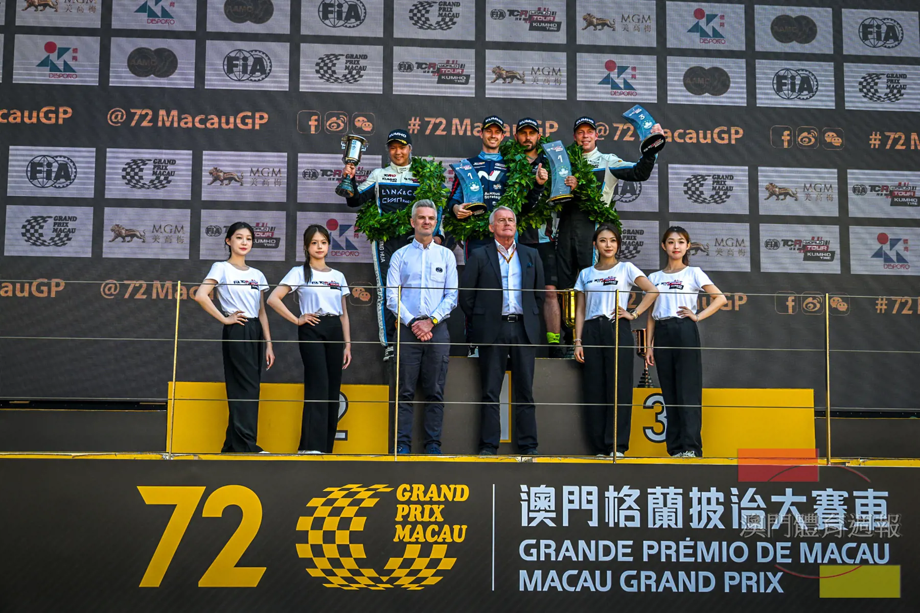 稿3 畢勤（後排左2）站上冠軍台階.jpg